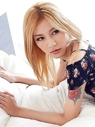 Nakazawa Chulin watch her reveal her amazing slender body just for you.