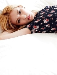 Nakazawa Chulin watch her reveal her amazing slender body just for you.