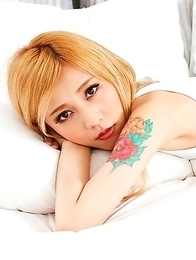 Chulin Nakazawa is absolutely gorgerous spready her body in bed.